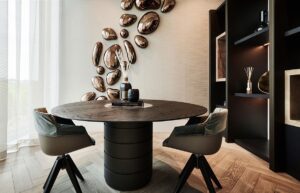 Luxe interieur met Fuoriluogo Druppels wanddecoratie, MDF Italia stoelen, ONNO kaars, Dr. Vranjes geurstokjes op tafel, Linari Geurstokjes in de kast - Bestel het hele interieur op dmlxry.com