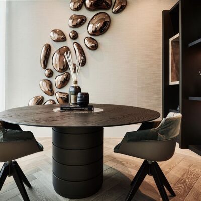 Luxe interieur met Fuoriluogo Druppels wanddecoratie, MDF Italia stoelen, ONNO kaars, Dr. Vranjes geurstokjes op tafel, Linari Geurstokjes in de kast - Bestel het hele interieur op dmlxry.com