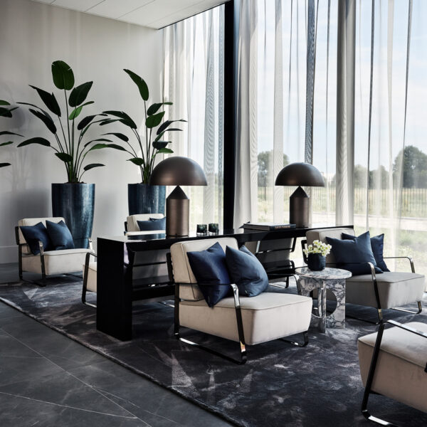 Luxe interieur met Dami Luxury Interior bijzettafel, Oluce Atollo lampen en Dami Luxury Interior sierkussens